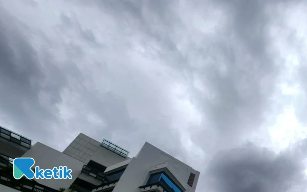 Thumbnail Berita - Kota Surabaya dan Ngawi Diprakirakan Akan Diguyur Hujan Ringan 17 November 2025, Cek Info Cuaca Jawa Timur