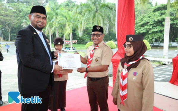 Thumbnail Penyerahan penghargaan kepada Pramuka Halsel dalam Keikutsertaan dalam Peran Saka di Gorontalo (Foto: Mursal/Ketik.com)