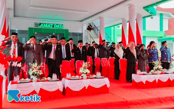 Thumbnail Para pimpinan OPD saat mengikuti Upacara HKN 2025 di Halaman Kantor Bupati (Foto: Mursal/Ketik.com)