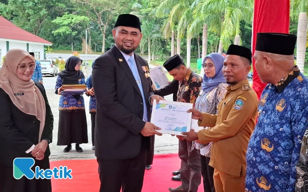 Thumbnail Sanusi La Riaga Kepala Desa Kupal salah satu dari 6 Desa Penerima Piagam ODF di serahkan langsung oleh Bupati Halsel Bassam Kasuba (Foto: Mursal/Ketik.com)