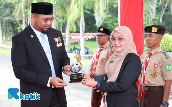 Thumbnail Berita - Kadinkes Halsel Terima Plakat Penghargaan Peran Saka Bakti Husada Tingkat Nasional