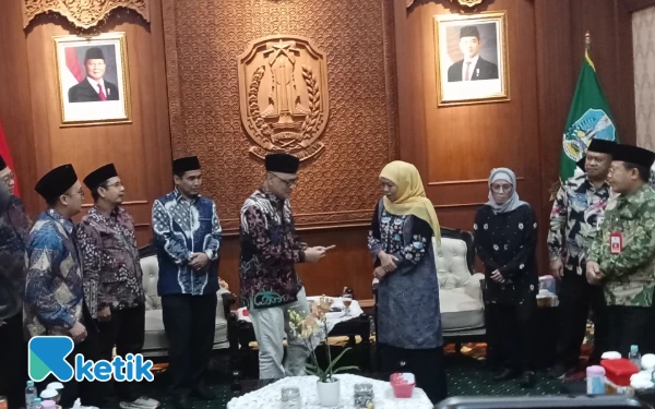 Thumbnail Berita - Menteri Haji dan Umrah Temui Khofifah, Bahas Tambahan Kuota Haji dan Menu Khas Jatim untuk Jamaah di Tanah Suci