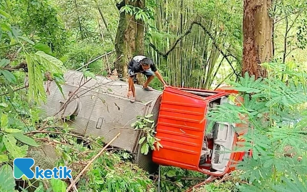 Thumbnail Berita - Truk Tangki Air Nyungsep di Jurang Sungai Kromong Pacet Mojokerto, Ini Kata Saksi Mata