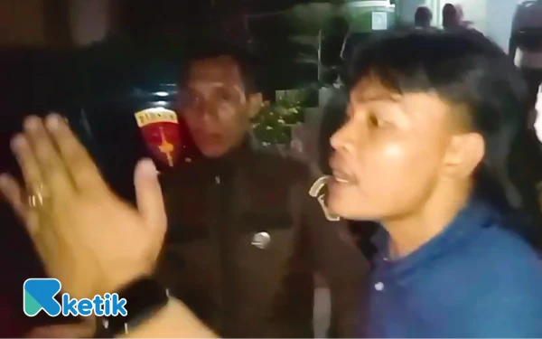 Thumbnail Berita - Ricuh Warnai Penahanan Tersangka Korupsi Rp1,6 Triliun di Kejati Sumsel