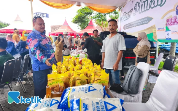 Thumbnail Berita - Pemprov Jatim Turunkan 6 Ton Beras di Pasar Murah RSUD Karsa Husada Batu, Harga Mulai Rp11 Ribuan!