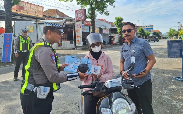 Thumbnail Berita - Sosialisasi Pajak Kendaraan di Samsat Tegal, Polres dan Bapenda Dorong Kepatuhan Warga