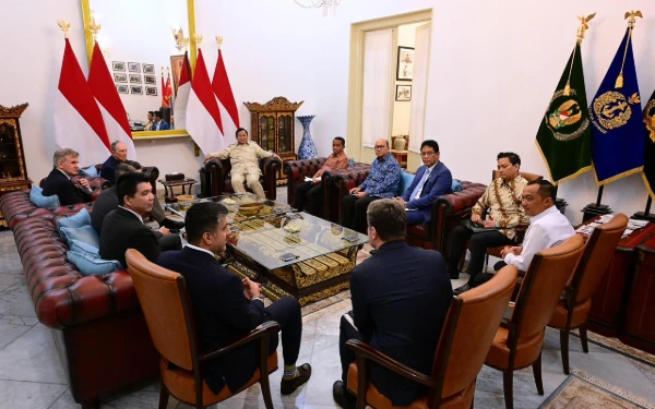 Thumbnail Berita - Prabowo Terima Michael Bloomberg di Istana, Bahas Peluang Kemitraan dengan Danantara dan Kesehatan Publik