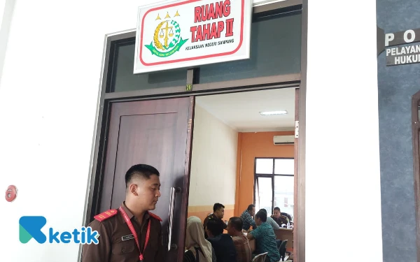 Thumbnail Berita - [FOTO] Breaking News! Polda Jatim Limpahkan Kasus Korupsi Dana PEN ke Kejaksaan Negeri Sampang