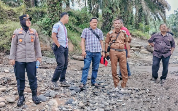 Thumbnail Berita - Kapolsek NA IX-X Labuhanbatu sampai Forkopimcam Kena Prank Video Viral Galian Ilegal