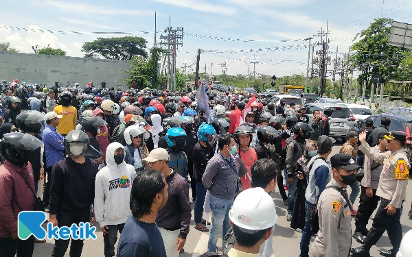 Thumbnail Berita - Geruduk JIIPE, Warga Gresik Tuntut Transparansi Rekrutmen Tenaga Kerja