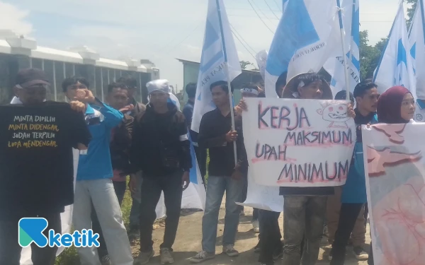 Thumbnail Berita - Buruh Brebes Geruduk Kantor Bupati Tuntut Kenaikan UMK Sebesar 55 Persen