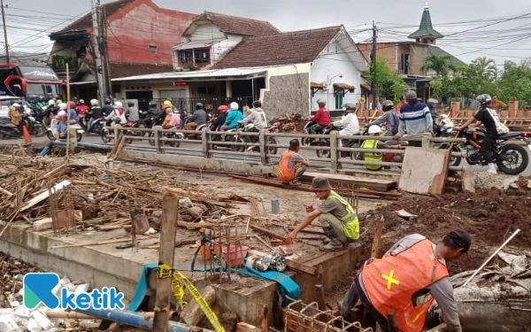 Thumbnail Berita - Sudah 70 Persen, Pelebaran Jembatan KH Malik Dalam Ditargetkan Rampung Akhir November 2025