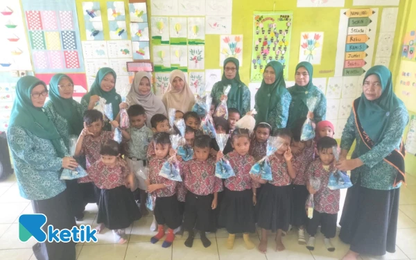 Thumbnail Berita - PKK Desa Sambiki Bagikan 100 Bingkisan untuk Dua PAUD di Obi