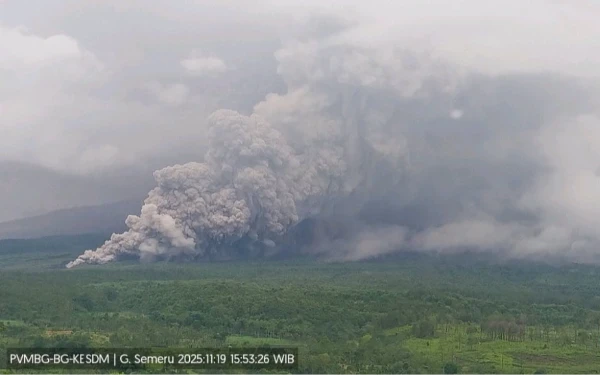 Thumbnail Berita - Semeru Muntahkan Awan Panas, Geladak Perak Lumajang Ditutup
