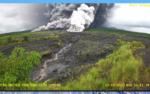 Thumbnail Berita - Status Semeru Naik Jadi Awas, BBTNBTS Tutup Pendakian ke Ranu Kumbolo