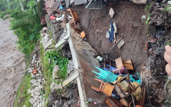 Thumbnail Berita - Rumah Warga di Kelurahan Samaan Ambrol Akibat Hujan Deras