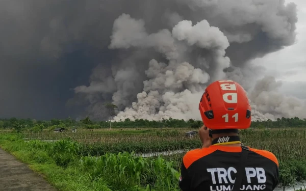 Thumbnail Berita - BNPB Respon Cepat Erupsi Gunung Semeru, 300 Warga Mengungsi