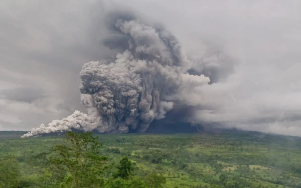Thumbnail Berita - Para Pendaki Ranu Kumbolo yang Tertahan Erupsi Semeru Dijadwalkan Turun Kamis Pagi