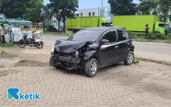 Thumbnail Berita - Truk di Palembang Sambar Kendaraan dari Belakang, Pengemudi dan Keluarga Nyaris Celaka