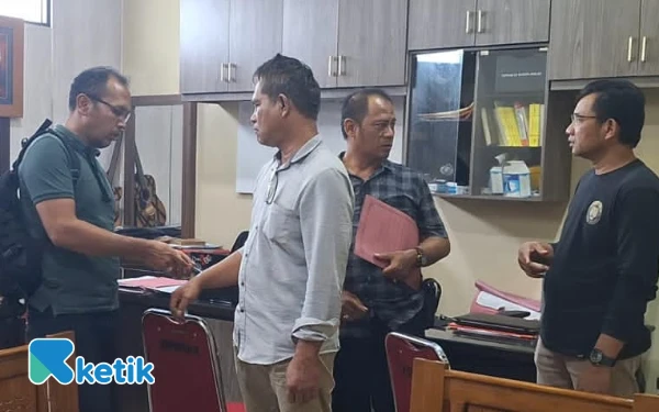 Thumbnail Berita - Miris! Eks Kades Kebonagung Brebes Gadai Mobil Siaga di Lokalisasi, Uang Dipakai untuk 'Pesugihan' Saham