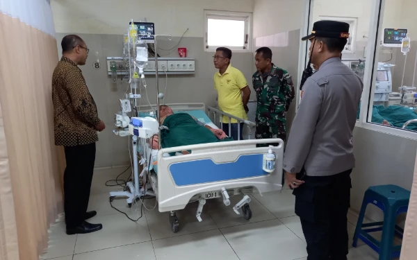 Thumbnail Berita - Ketua DPD Partai Golkar Lumajang Sambangi Korban Erupsi Semeru di Rumah Sakit