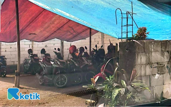 Thumbnail Berita - Arena Judi Sabung Ayam di Trenggalek Diduga Kebal Hukum, Beroperasi Terang-terangan Siang Malam