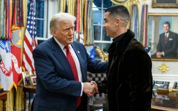 Thumbnail Berita - Cristiano Ronaldo Duduk di Meja Resolute dalam Jamuan Resmi Trump-MBS