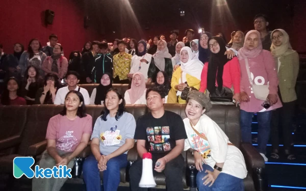 Thumbnail Berita - Suasana Haru Warnai Nonton Bareng Cast Film Sampai Titik Terakhirmu di Malang