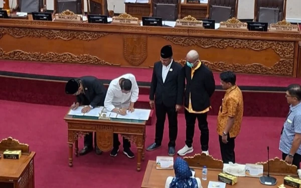 Thumbnail Berita - TOK! DPRD Kota Batam Ketuk Palu APBD 2026 Senilai Rp4,2 Triliun