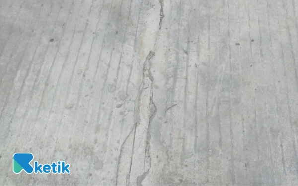 Thumbnail Berita - Rp1,9 Miliar Amblas? Proyek Jalan Labuhan–Sreseh Sampang Retak Parah Padahal Baru Dua Bulan Rampung