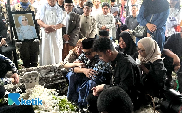 Thumbnail Berita - Wahyu Hidayat Gunakan Baju Pilihan Terakhir Mendiang Istrinya di Prosesi Pemakaman