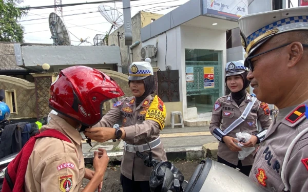 Thumbnail Berita - Operasi Zebra Candi 2025, Satlantas Polres Tegal Bagikan Helm Gratis dan Edukasi Keselamatan