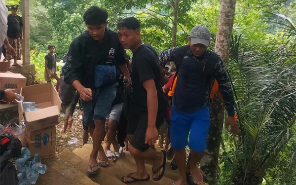 Thumbnail Berita - Nahas! Warga Terpeleset dan Jatuh dari Tebing Saat Nonton Proses SAR di Air Terjun Kebo Iwo