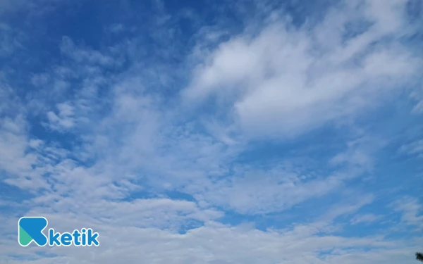 Thumbnail Berita - Cuaca Kota Surabaya 22 November 2025 Diprakirakan Berawan, Trenggalek Hujan Ringan