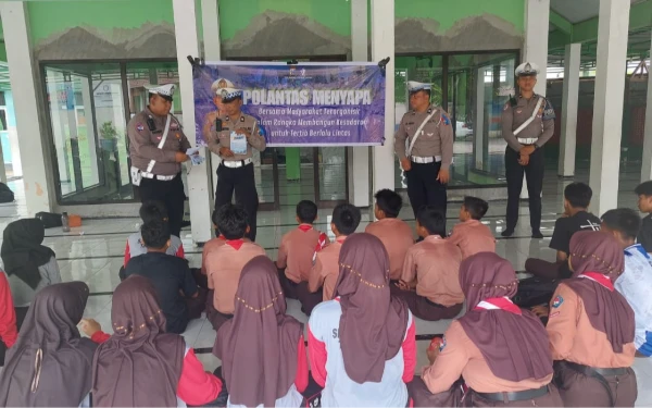 Thumbnail Berita - Polantas Menyapa Siswa! Satlantas Polres Bondowoso Tanamkan Disiplin Berlalu Lintas Sejak Dini di SMPN 2 Tenggarang