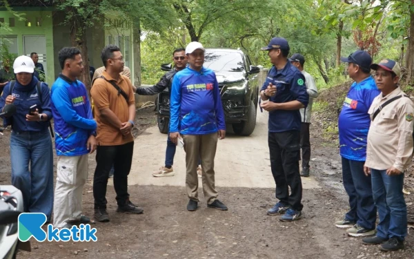 Thumbnail Berita - Bupati Bondowoso Cek Proyek Jalan Strategis, Pastikan Rekonstruksi Solor-Pancur Beri Manfaat Maksimal untuk Cermee