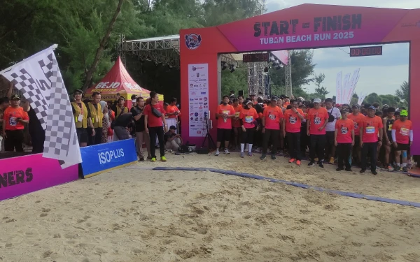 Thumbnail Berita - Wabup Joko Sarwono Buka Tuban Beach Run 2025, Diikuti 1.200 Pelari di Pesisir Pantai Panduri Jenu