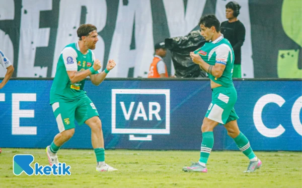 Thumbnail Berita - 5 Fakta Pertandingan Persebaya vs Arema FC 1-1, Hujan Kartu dan Gol Bunuh Diri Bajul Ijo