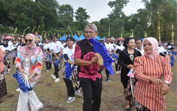 Thumbnail Berita - Ribuan Penari Tumpah Ruah! Wabup Sleman Ikut Njoged di Festival Hari Jadi Hargobinangun