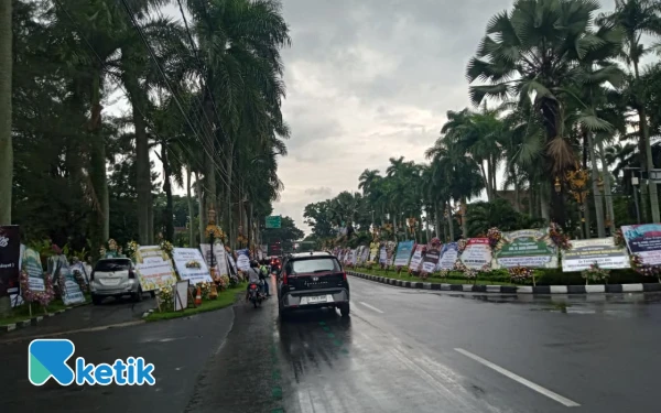 Thumbnail Berita - Jalan Ijen Berubah 'Lorong Duka' Berlapis Bunga, Bukti Cinta untuk Istri Wali Kota Malang