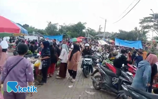 Thumbnail Berita - Semrawut! Pedagang Pasar Rangkasbitung Rebutan Lahan Parkir, Wabup Lebak: Semuanya Sedang Berproses