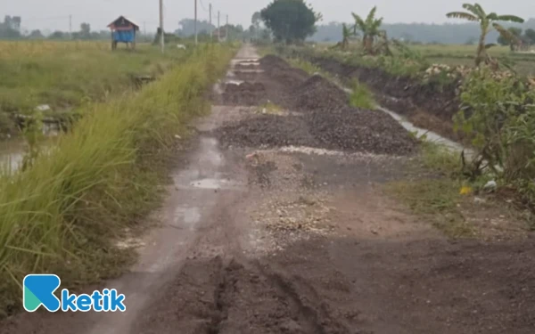 Thumbnail Berita - Penumpukan Material Proyek Sungai Burneh Ganggu Rutinitas Warga dan Pelajar