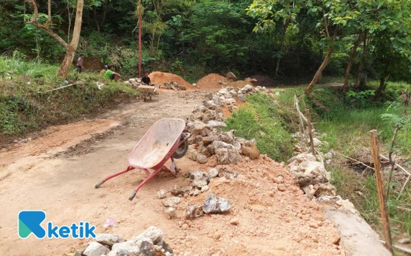 Thumbnail Berita - Warga Desa Buker Jrengik Kompak Bangun Jalan dan Jembatan Tanpa Bantuan Pemerintah