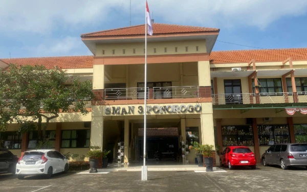 Thumbnail Berita - Sambut Hari Guru Nasional, SMAN 3 Ponorogo Ajak Hormati Peran Guru