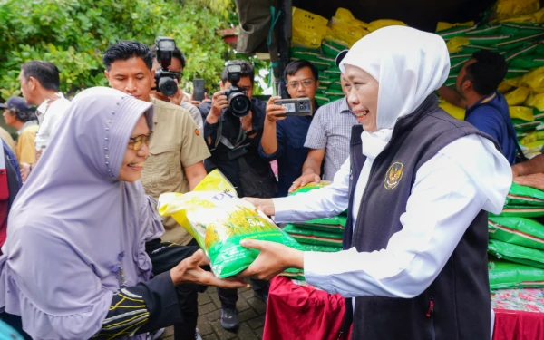 Thumbnail Berita - Harga Sembako Aman! Strategi Gubernur Khofifah Redam Kenaikan Jelang Natal dan Tahun Baru