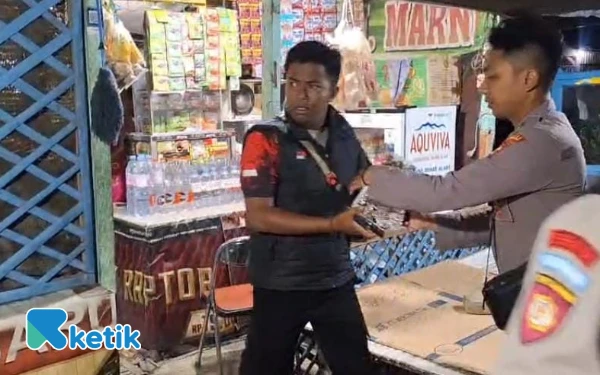 Thumbnail Berita - Digerebek Tengah Malam, Samapta Situbondo Amankan 11 Botol Arak dari Penjual Nakal di Panarukan