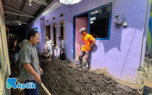 Thumbnail Berita - Nestapa Warga Kampung Tridi, Trotoar Jembatan Embong Brantas Malang Ambrol Timpa Rumah