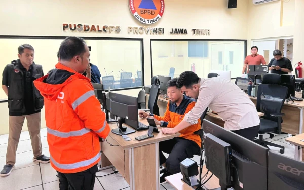 Thumbnail Berita - Pantau Langsung Situasi Bencana Jatim,  Wagub Emil Dardak Sambangi Pusdalops PB BPBD Jatim