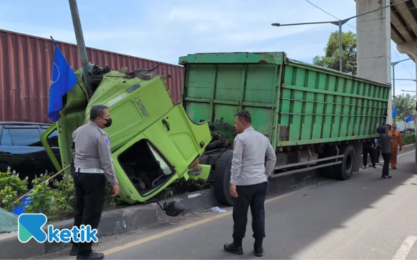 Thumbnail Berita - Diduga Sopir Mengantuk, Truk Fuso Loncat ke Median dan Tabrak Tiang Lampu