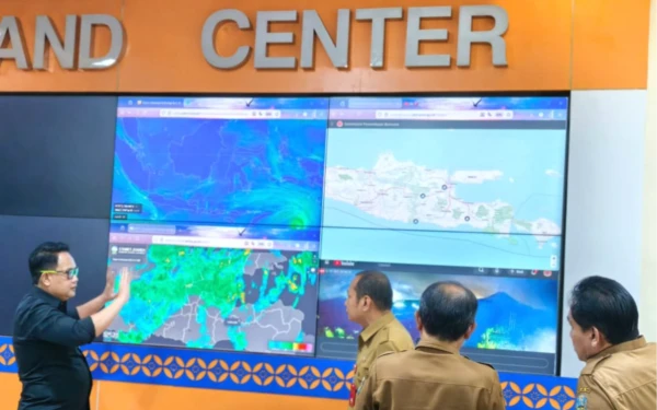 Thumbnail Berita - Pantau Situasi Bencana, Wagub Emil dan Sekdaprov Adhy Karyono Kunjungi Pusdalops PB BPBD Jatim